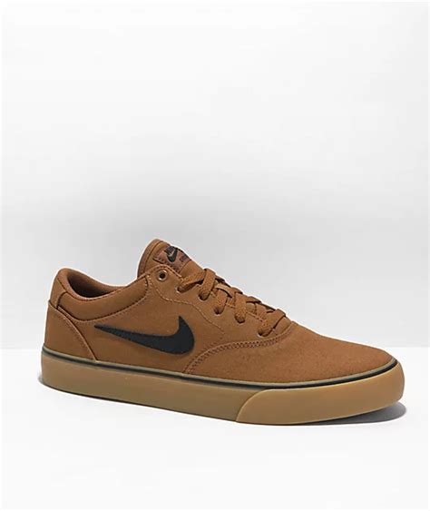 braune nike schuhe